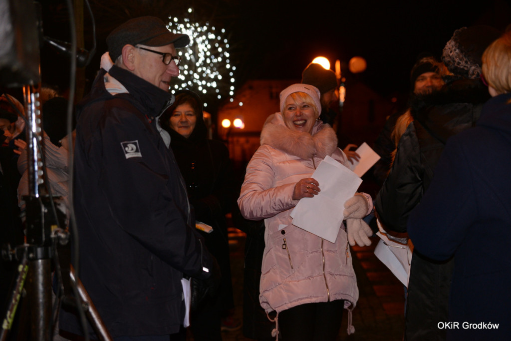 Wspólne kolędowanie pod ratuszem w Grodkowie [fotorelacja]