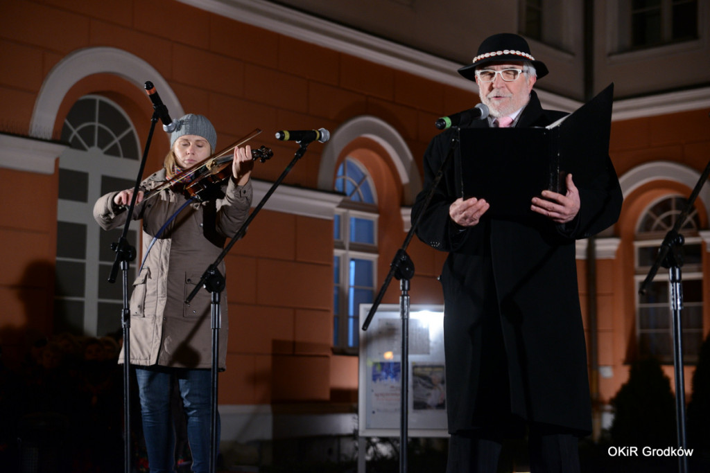 Wspólne kolędowanie pod ratuszem w Grodkowie [fotorelacja]