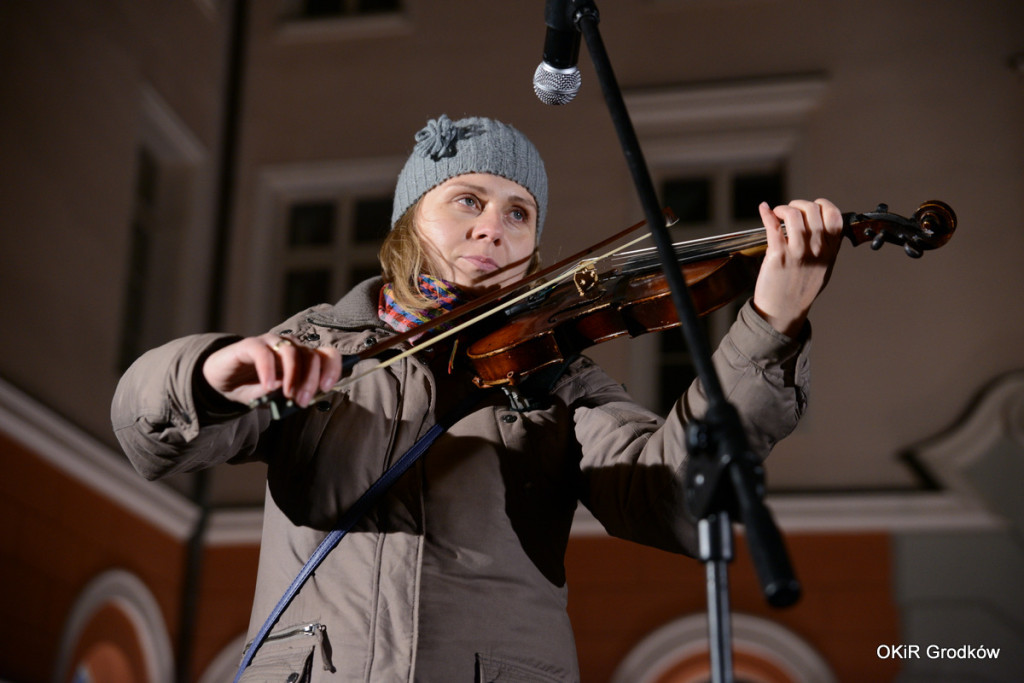 Wspólne kolędowanie pod ratuszem w Grodkowie [fotorelacja]