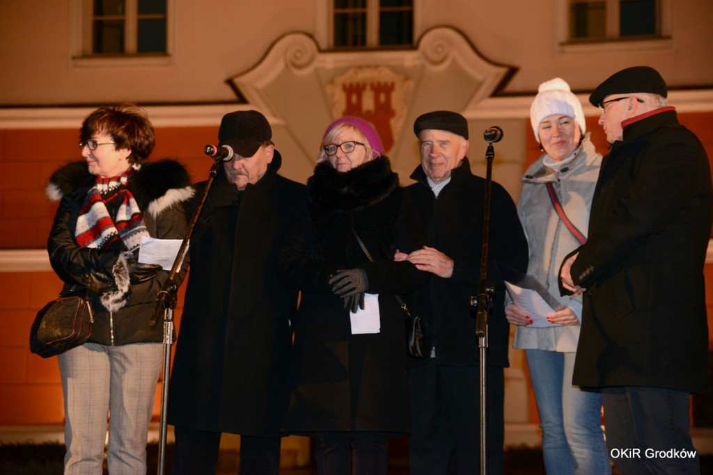Wspólne kolędowanie pod ratuszem w Grodkowie [fotorelacja]