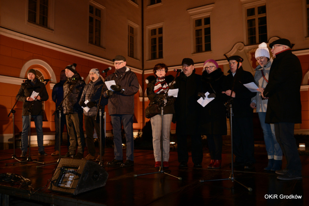 Wspólne kolędowanie pod ratuszem w Grodkowie [fotorelacja]