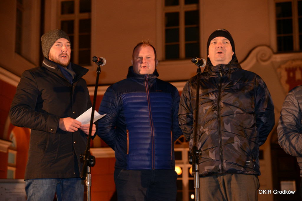 Wspólne kolędowanie pod ratuszem w Grodkowie [fotorelacja]