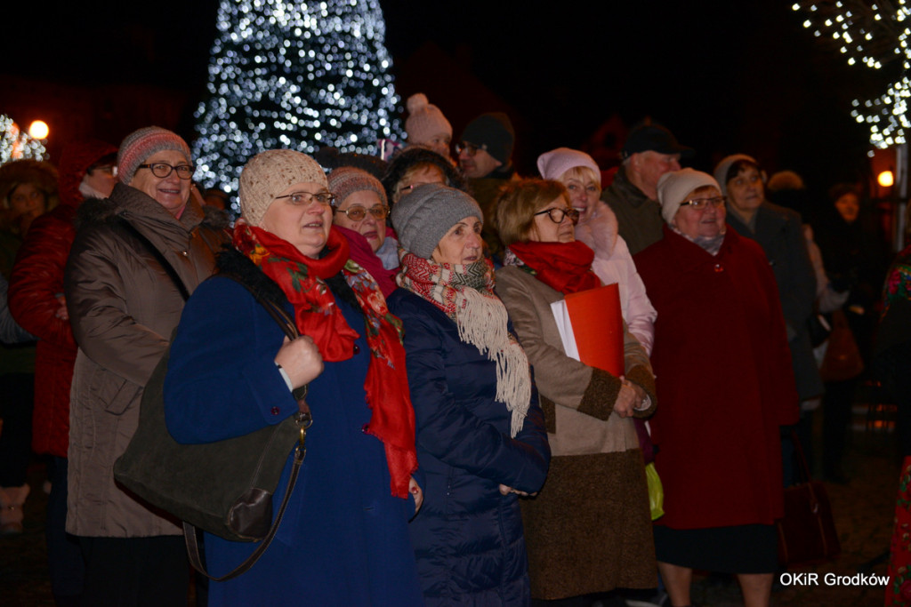 Wspólne kolędowanie pod ratuszem w Grodkowie [fotorelacja]