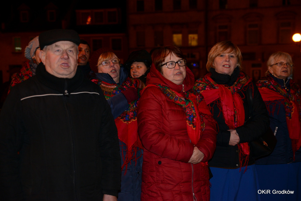 Wspólne kolędowanie pod ratuszem w Grodkowie [fotorelacja]