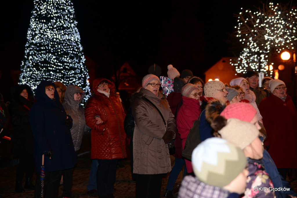 Wspólne kolędowanie pod ratuszem w Grodkowie [fotorelacja]