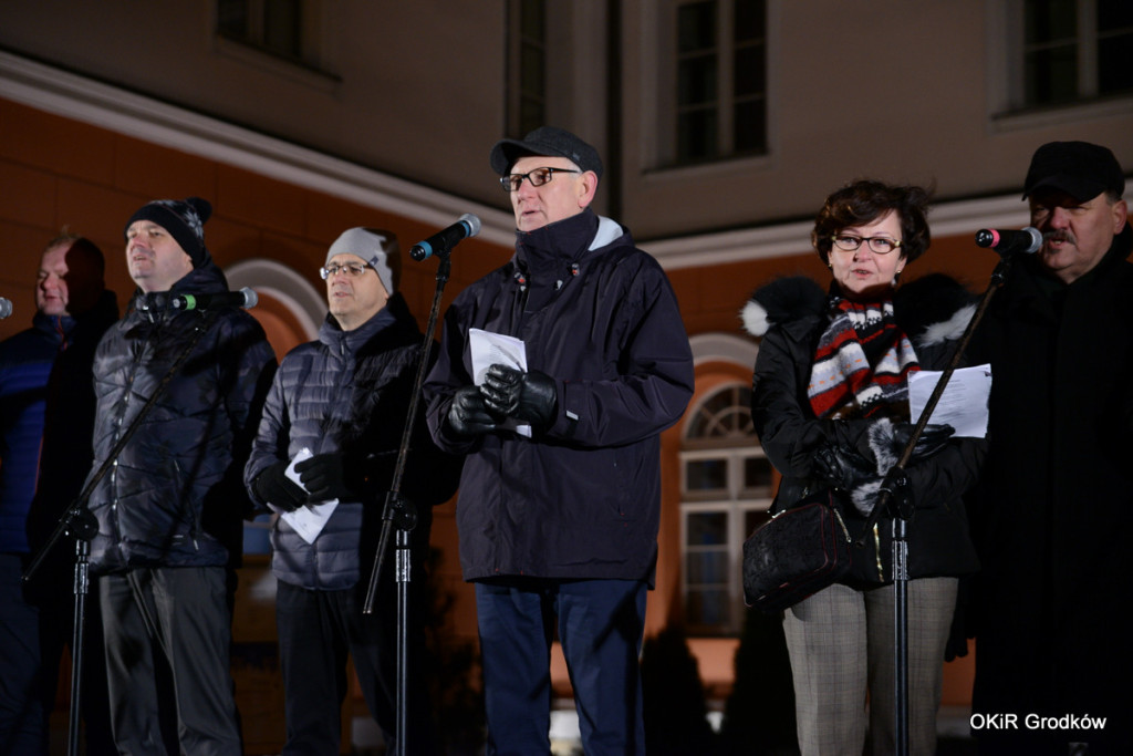 Wspólne kolędowanie pod ratuszem w Grodkowie [fotorelacja]