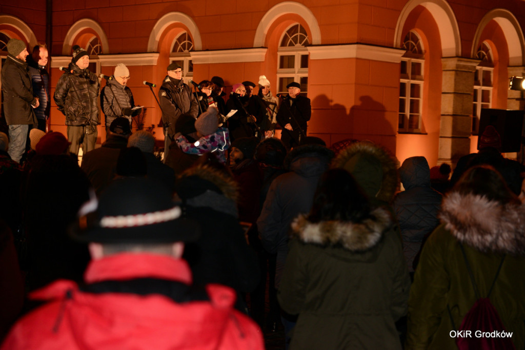 Wspólne kolędowanie pod ratuszem w Grodkowie [fotorelacja]