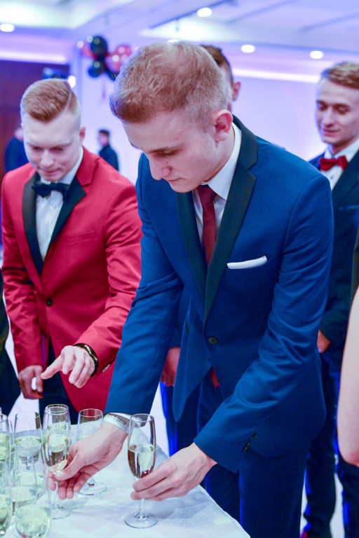Studniówki 2018: Bal maturalny Zespołu Szkół Ekonomicznych w Brzegu [fotogaleria]