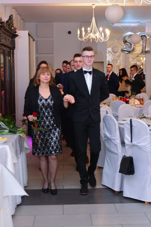 Studniówki 2018: Bal maturalny Zespół Szkół Centrum Kształcenia Praktycznego w Grodkowie [fotorelacja]