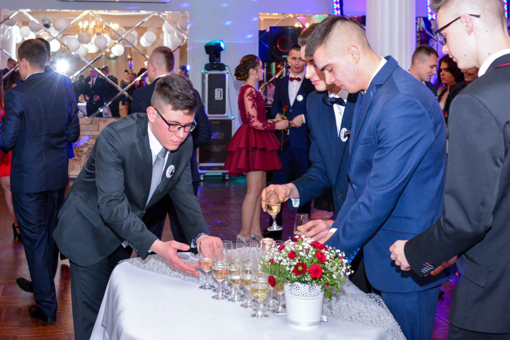 Studniówki 2018: Bal maturalny Zespół Szkół Centrum Kształcenia Praktycznego w Grodkowie [fotorelacja]