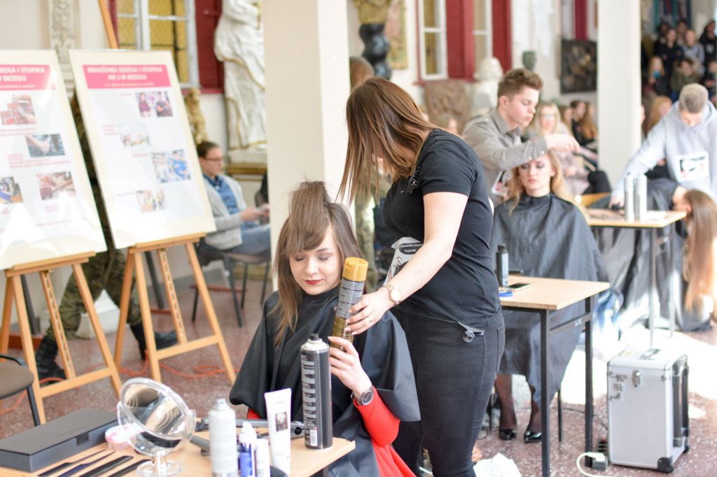 I Wojewódzka Olimpiada Fryzjerska w ZSB Brzeg [fotorelacja]