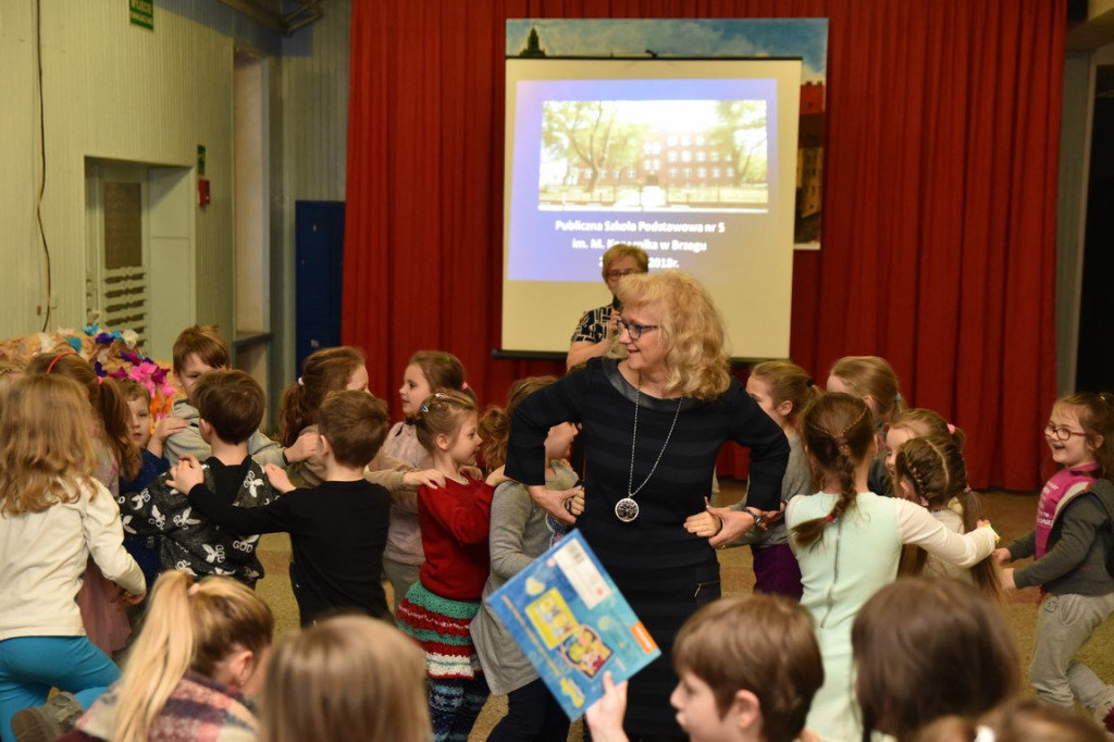 Przedszkolaki odwiedzają Publiczną Szkołę nr 5