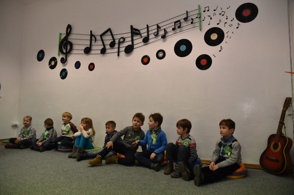 Przedszkolaki odwiedzają Publiczną Szkołę nr 5