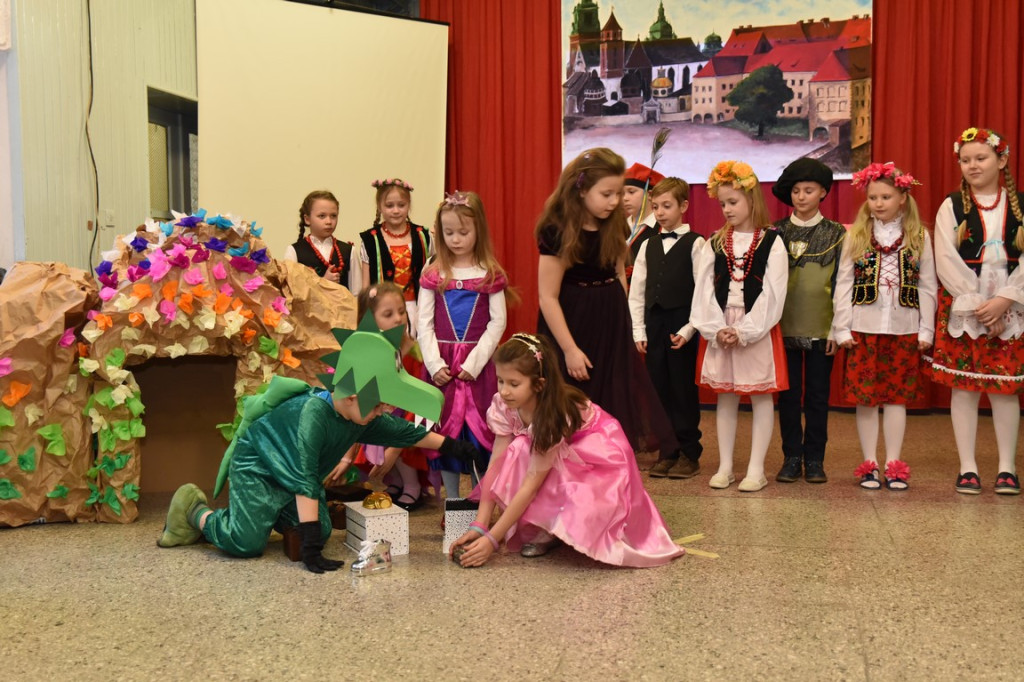 Przedszkolaki odwiedzają Publiczną Szkołę nr 5