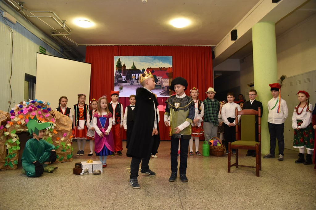 Przedszkolaki odwiedzają Publiczną Szkołę nr 5