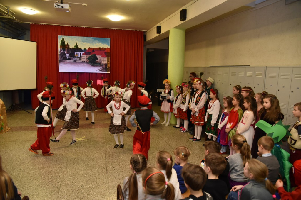 Przedszkolaki odwiedzają Publiczną Szkołę nr 5