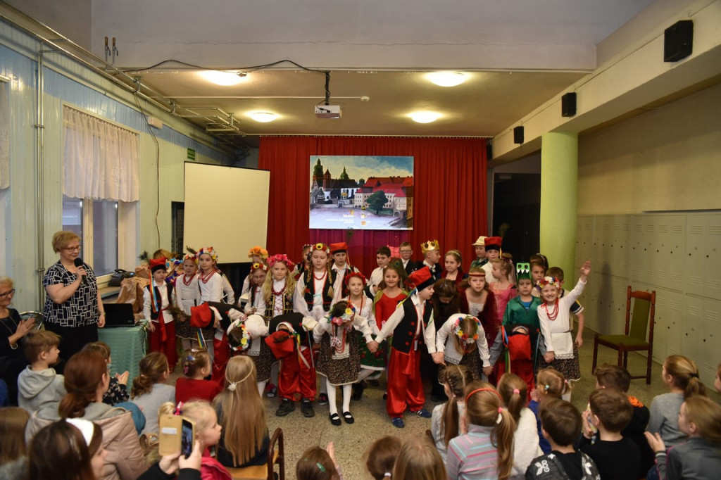 Przedszkolaki odwiedzają Publiczną Szkołę nr 5