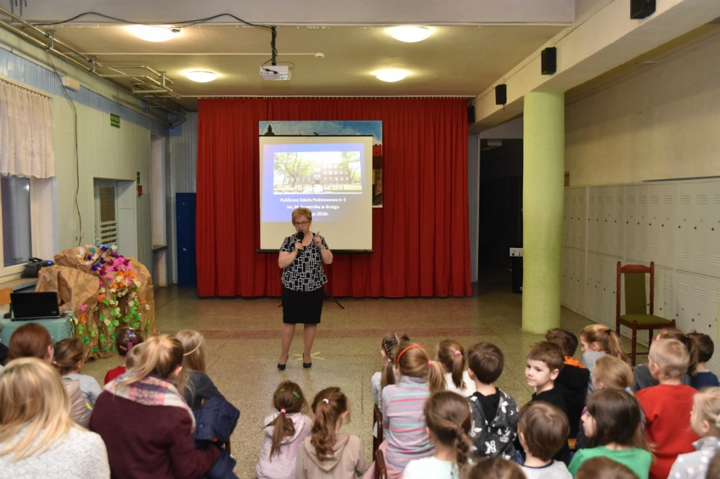 Przedszkolaki odwiedzają Publiczną Szkołę nr 5