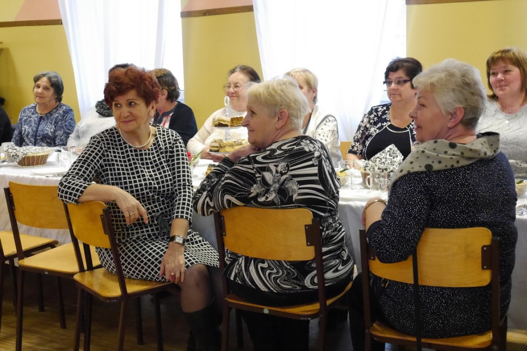 Zamiast do marketów - świętowały.