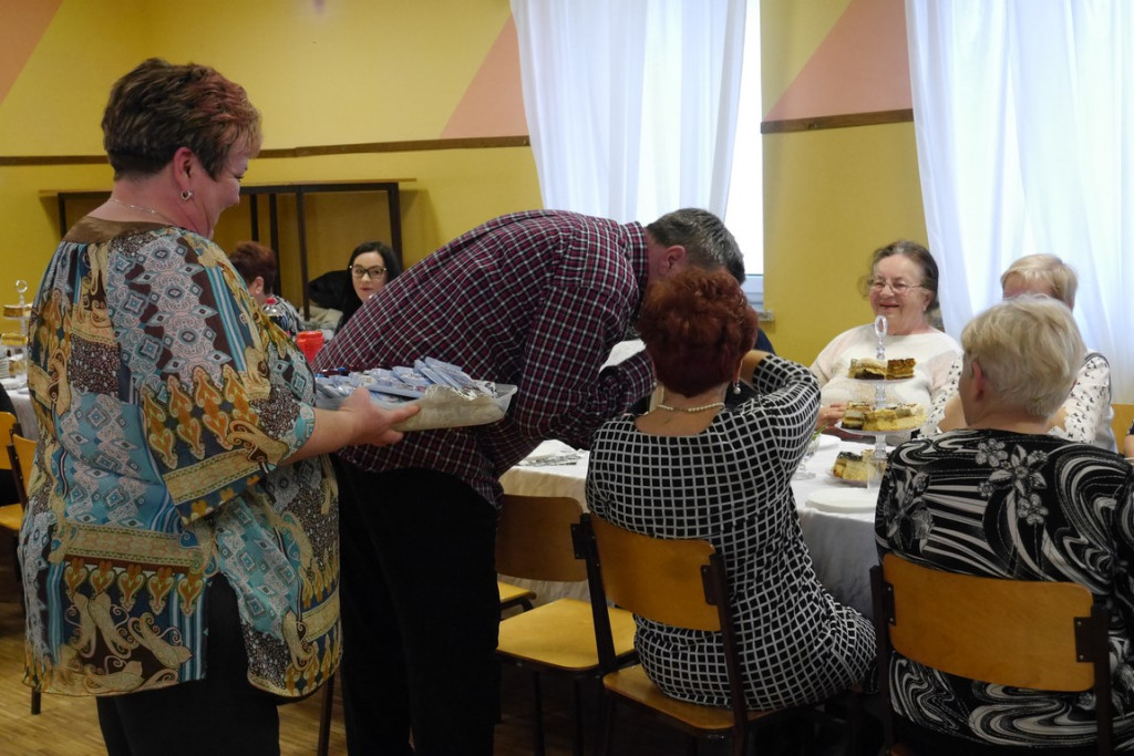 Zamiast do marketów - świętowały.