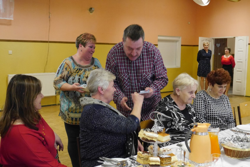 Zamiast do marketów - świętowały.