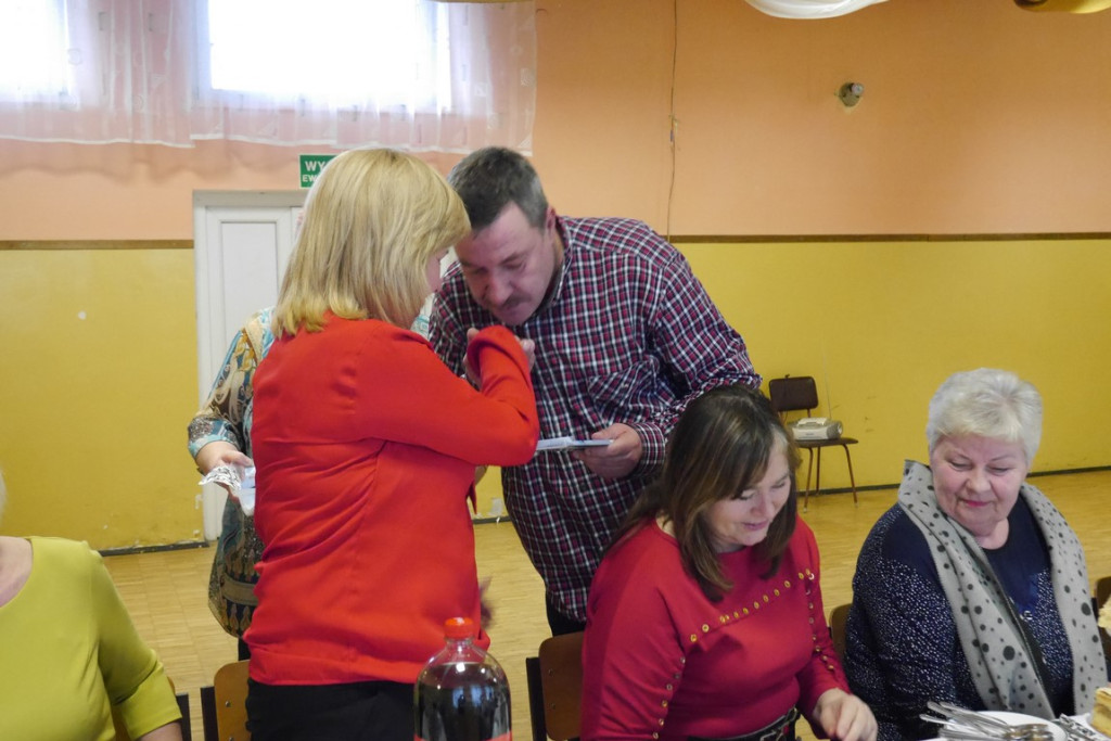 Zamiast do marketów - świętowały.