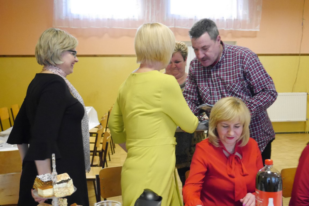 Zamiast do marketów - świętowały.