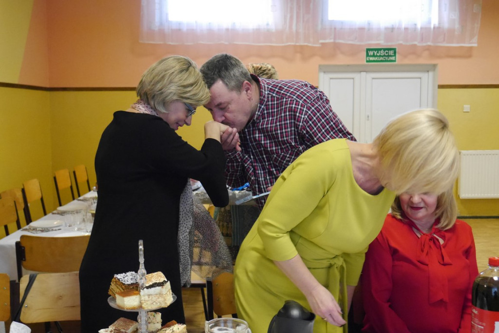 Zamiast do marketów - świętowały.