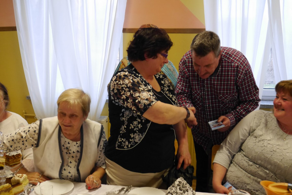 Zamiast do marketów - świętowały.