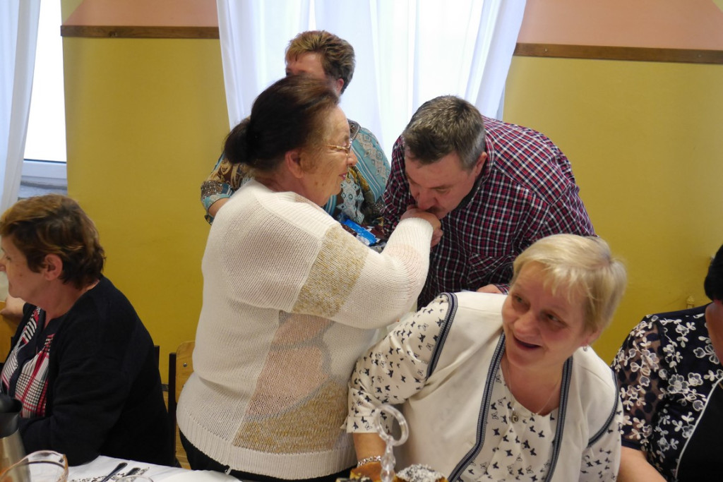 Zamiast do marketów - świętowały.