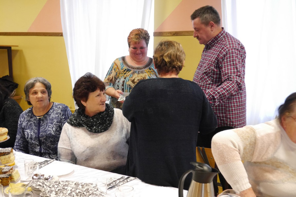 Zamiast do marketów - świętowały.