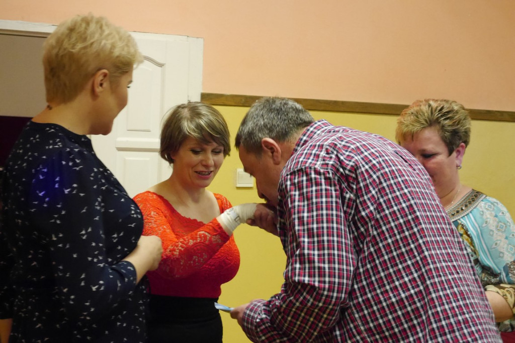 Zamiast do marketów - świętowały.