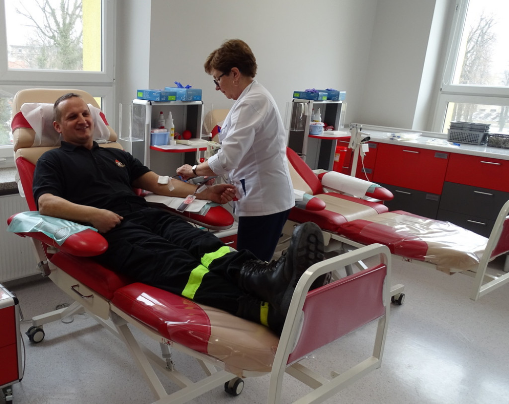 Policjanci i strażacy oddali 10 litrów krwi w ramach akcji `spoKREWnieni służbą