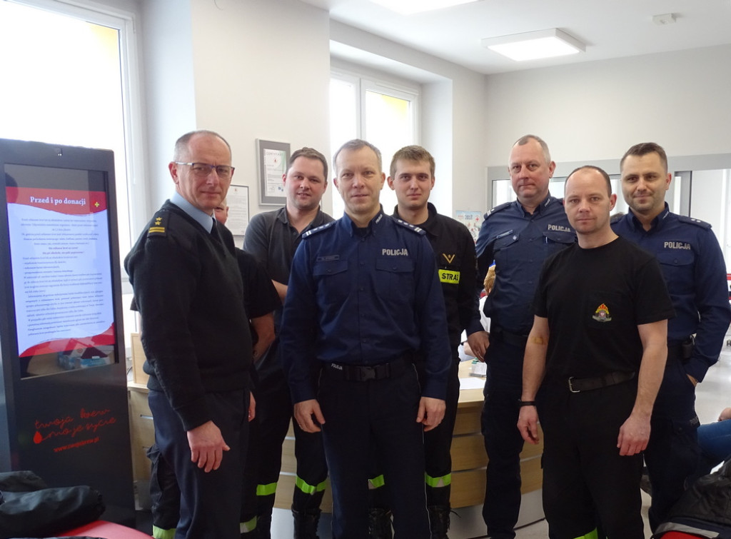 Policjanci i strażacy oddali 10 litrów krwi w ramach akcji `spoKREWnieni służbą