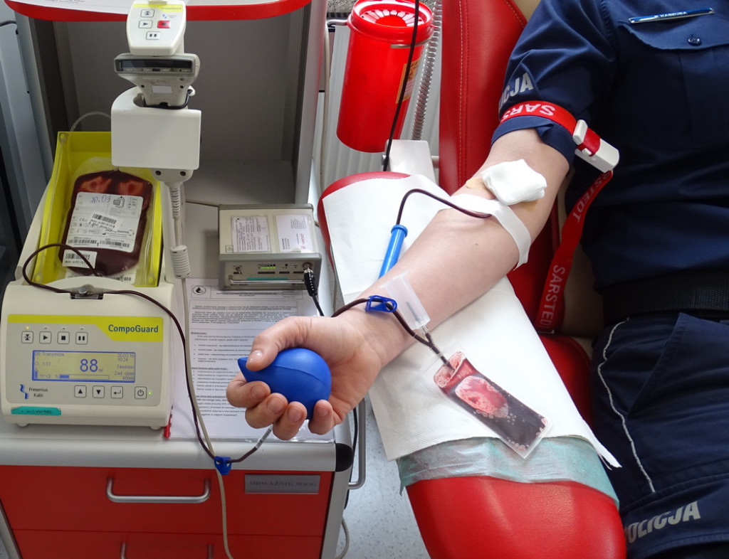 Policjanci i strażacy oddali 10 litrów krwi w ramach akcji `spoKREWnieni służbą