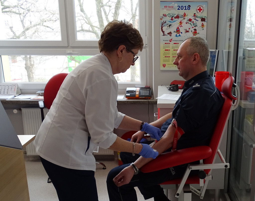 Policjanci i strażacy oddali 10 litrów krwi w ramach akcji `spoKREWnieni służbą