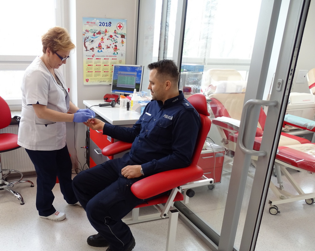 Policjanci i strażacy oddali 10 litrów krwi w ramach akcji `spoKREWnieni służbą