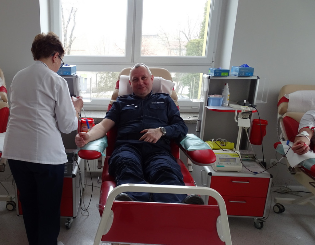 Policjanci i strażacy oddali 10 litrów krwi w ramach akcji `spoKREWnieni służbą