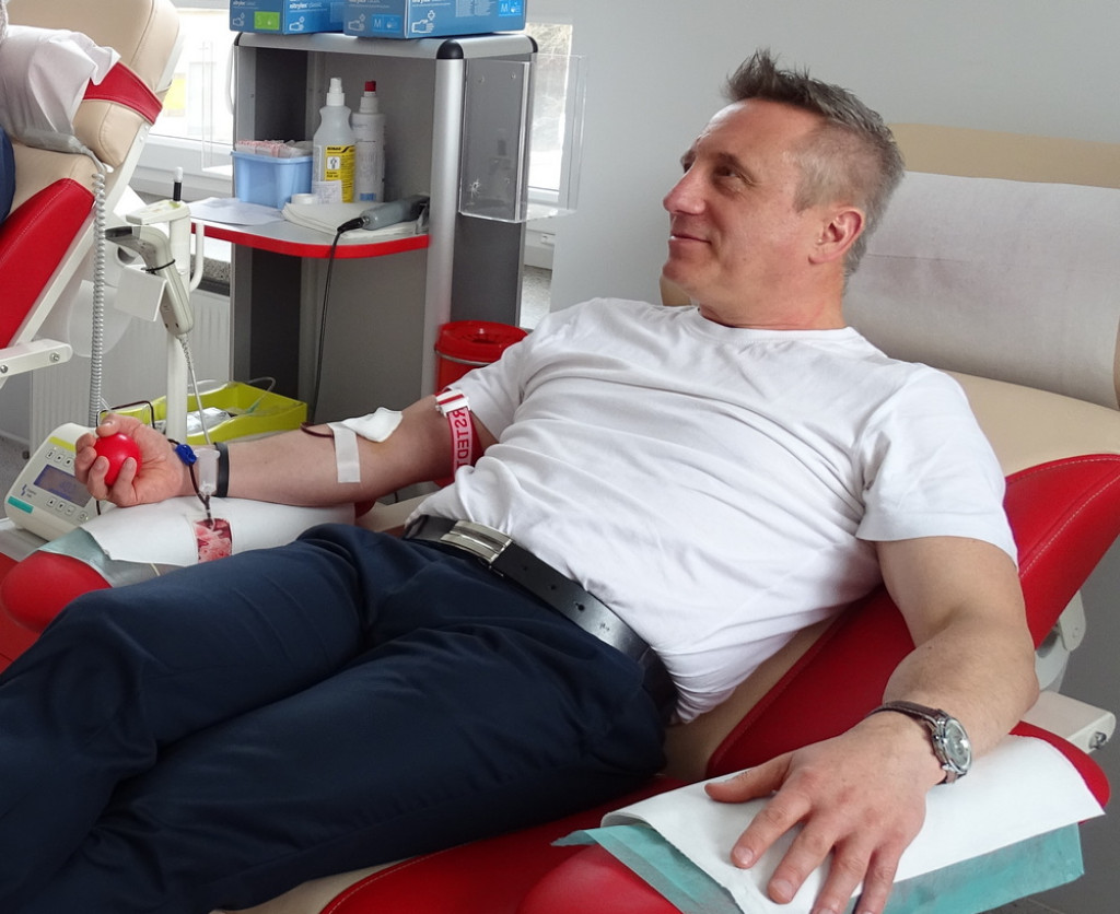 Policjanci i strażacy oddali 10 litrów krwi w ramach akcji `spoKREWnieni służbą