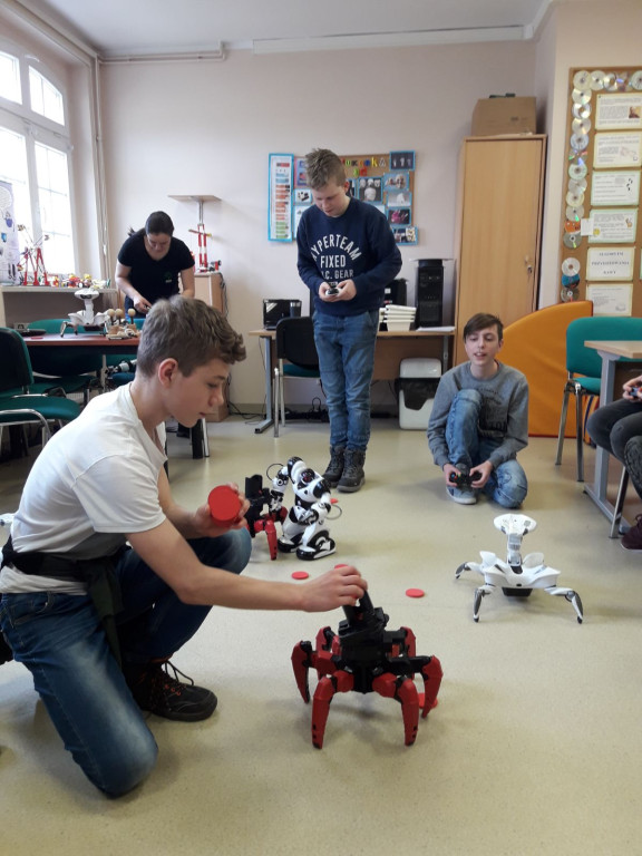 Siódmoklasiści z Ósemki w pracowniach eksperymentalnych