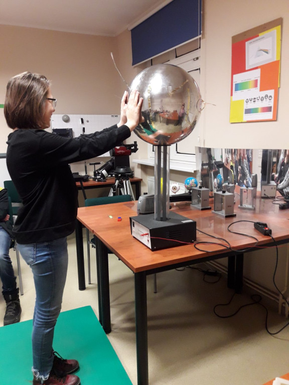 Siódmoklasiści z Ósemki w pracowniach eksperymentalnych