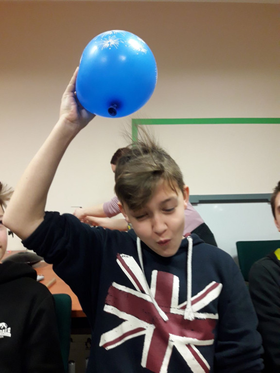 Siódmoklasiści z Ósemki w pracowniach eksperymentalnych