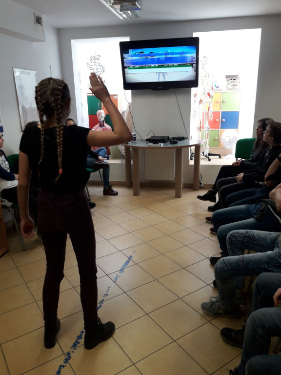 Siódmoklasiści z Ósemki w pracowniach eksperymentalnych