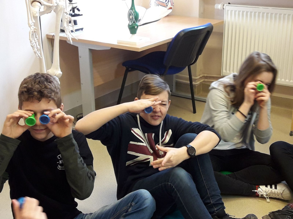 Siódmoklasiści z Ósemki w pracowniach eksperymentalnych