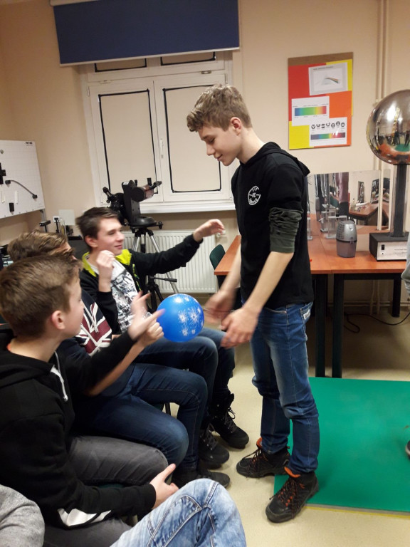 Siódmoklasiści z Ósemki w pracowniach eksperymentalnych