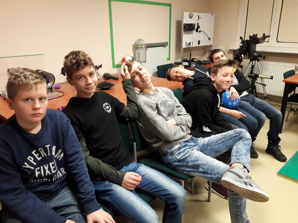 Siódmoklasiści z Ósemki w pracowniach eksperymentalnych