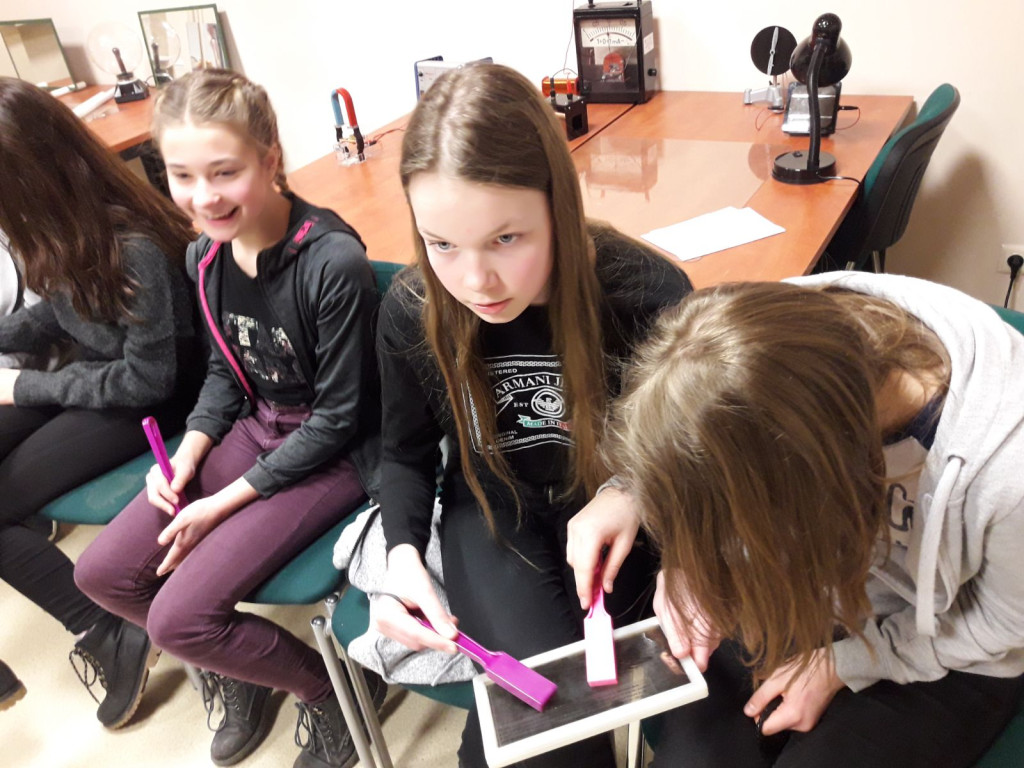 Siódmoklasiści z Ósemki w pracowniach eksperymentalnych