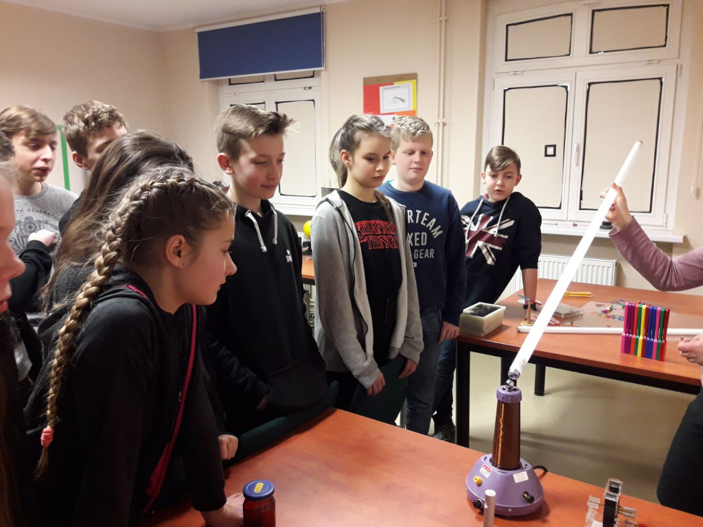 Siódmoklasiści z Ósemki w pracowniach eksperymentalnych