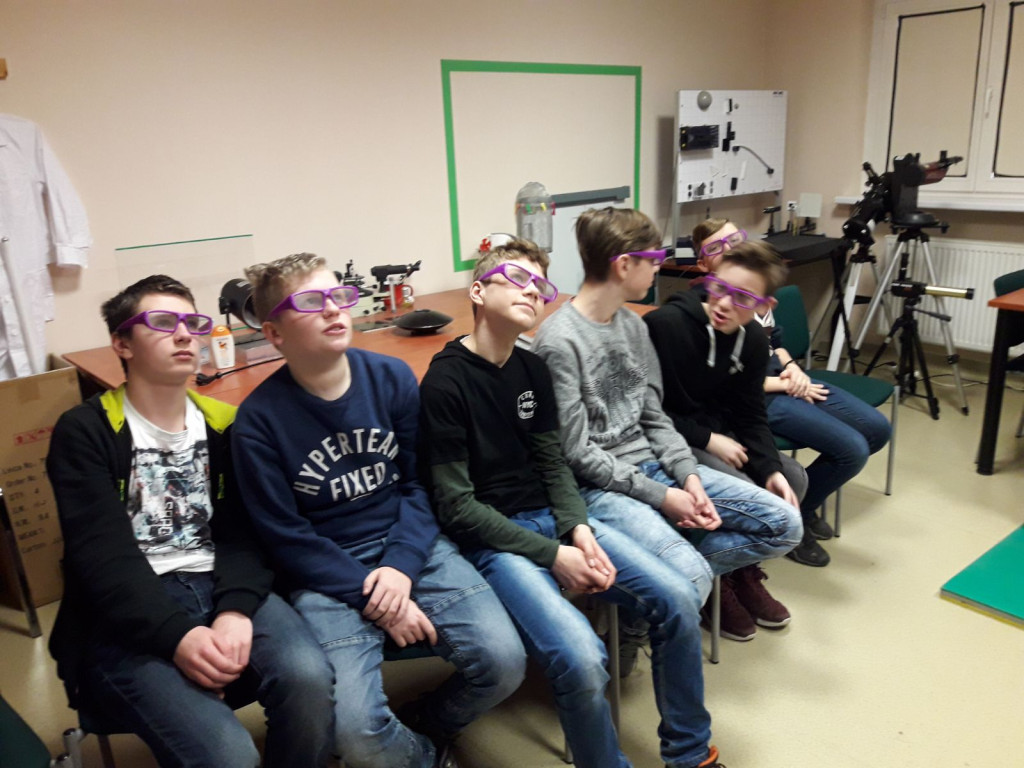 Siódmoklasiści z Ósemki w pracowniach eksperymentalnych