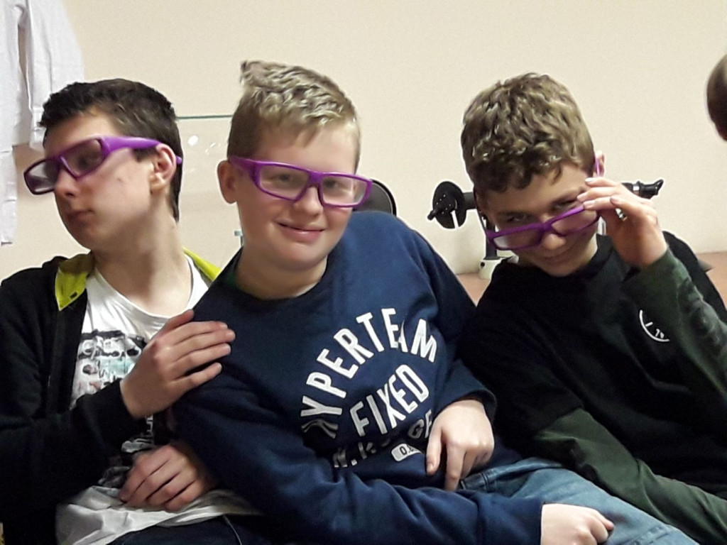 Siódmoklasiści z Ósemki w pracowniach eksperymentalnych